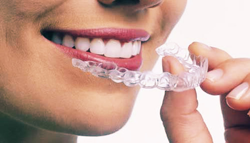 Plus de 100 faux dentistes sont arrêtés et traduits devant la justice .