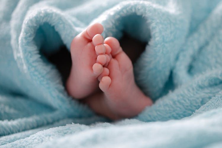 Une première mondiale : un bébé né d’un don d’utérus entre sœurs jumelles