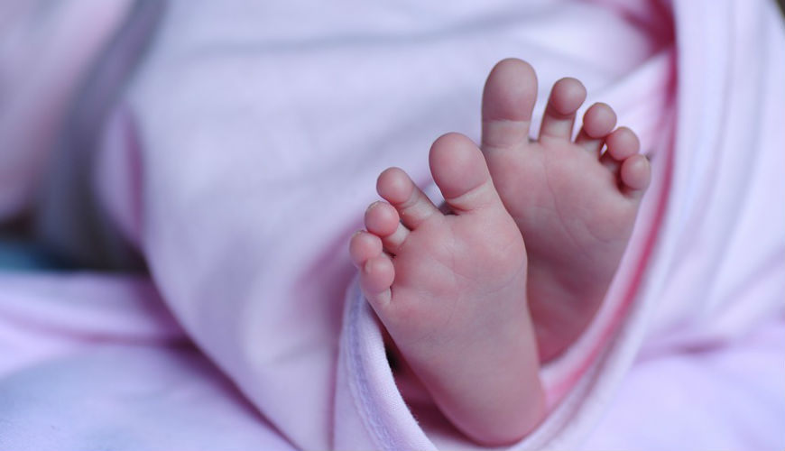 Le premier bébé né après la congélation d'un ovaire