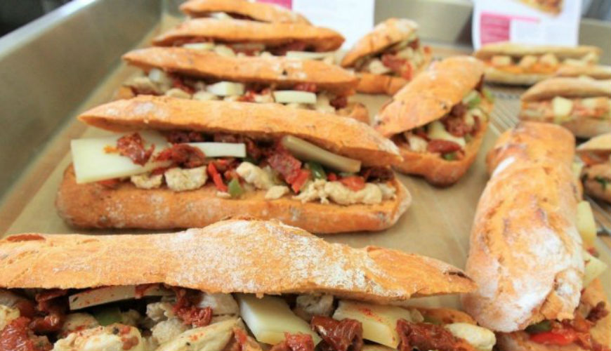 Les «sandwichs de la mort» : Le danger des marchands ambulants