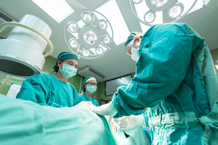Des médecins italiens s'envolent vers la Grèce afin de sauver un enfant marocain