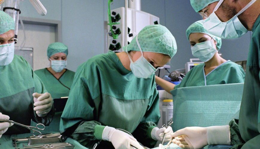 Une femme médecin refuse de soigner un adolescent pour des problèmes sur le pénis à Casablanca