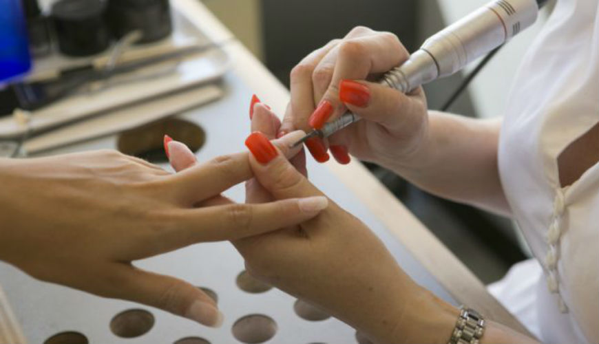 Académie nationale de pharmacie : mises en garde contre la pose d'ongles artificiels